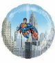 Superman sobre el globo de la ciudad